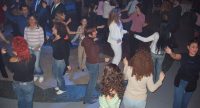 tanzende Menschen auf bunt beleuchteter Tanzfläche, Quelle: DTF