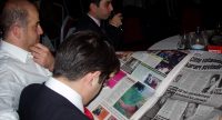 Männer lesen sitzend Zeitung, Quelle: DTF