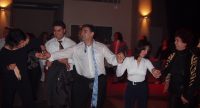 tanzende Menschen auf bunt beleuchteter Tanzfläche, Quelle: DTF
