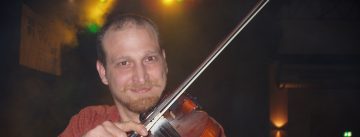 Violinist lächelt in die Kamera