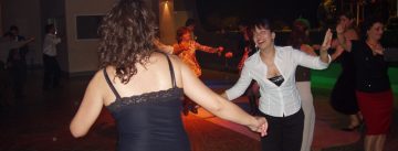 tanzende Menschen auf bunt beleuchteter Tanzfläche
