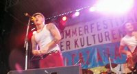 Musiker auf der Bühne vor Banner des Sommerfestes, Quelle: DTF