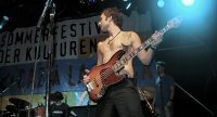 Bassist alleine auf der Bühne, Quelle: DTF