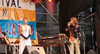 Musiker auf der Bühne vor Banner des Sommerfestes, Quelle: DTF