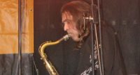 Saxophonist spielt stehend, Quelle: DTF