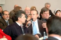Quelle: DTF Mann im Publikum spricht in ein Mikrofon, Quelle: DTF