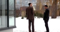 zwei Männer stehen einander gegenüber im verschneiten Außenbereich, Quelle: DTF