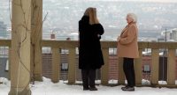zwei Frauen an einem Geländer im verschneiten Außenbereich, Quelle: DTF