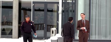 Männer unterhalten sich im verschneiten Außenbereich