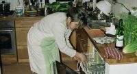Frau belädt Spülmaschine, Quelle: DTF