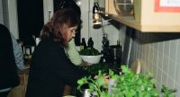 Frauen waschen Salat in der Küche, Quelle: DTF
