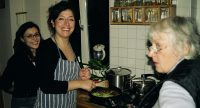Frauen in der Küche kochen und lächeln in die Kamera, Quelle: DTF