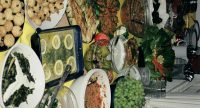 gedeckter Tisch voller verschiedener Speisen, Quelle: DTF