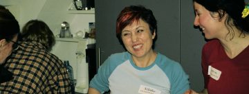 junge Frauen lachen zusammen