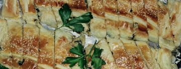 Teigspeise mit Sesam auf einem Silbertablett