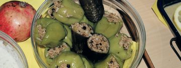 gefüllte Paprikaschoten in einer Glasschale