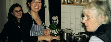 Frauen in der Küche kochen und lächeln in die Kamera