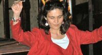 tanzende Frau in roter Kleidung, Quelle: DTF