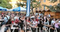 Menschen sitzen in einem Biergarten, Quelle: DTF