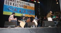 Band auf der Bühne vor Banner des Sommerfestivals, Quelle: DTF