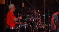 Schlagzeuger im roten Licht, Quelle: DTF