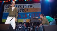 Band auf der Bühne vor Banner des Sommerfestivals, Quelle: DTF