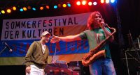 Sänger und Saxophonist vor Banner des Sommerfestivals, Quelle: DTF