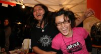 lachende Frauen im Zelt des DTF, Quelle: DTF