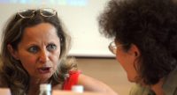 zwei Frauen unterhalten sich mit ernstem Gesichtsausdruck, Quelle: DTF