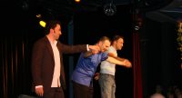 Comedians auf der Bühne schauen ins Publikum, Quelle: DTF