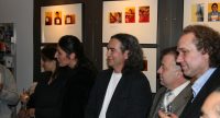 Menschen unterhalten sich im Foyer vor einer Wand mit ausgestellten Fotos, Quelle: DTF