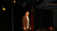 Fatih Cevikkollu auf der Bühne schaut ins Publikum, Quelle: DTF