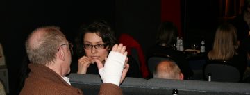 Menschen im Publikum unterhalten sich