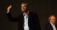 Orhan Pamuk hebt die Hand zum Gruß, Quelle: DTF