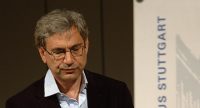 Orhan Pamuk vor Banner des Literaturhauses, Quelle: DTF