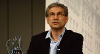 Orhan Pamuk sitzend vor Banner des Literaturhauses, Quelle: DTF