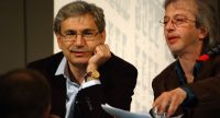 Orhan Pamuk und Recai Hallac sitzend vor Banner des Literaturhauses, Quelle: DTF