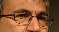 Orhan Pamuk stützt sein Kinn mit der linken Hand, Quelle: DTF