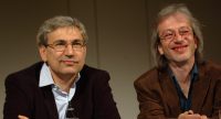 Orhan Pamuk und Recai Hallac sitzend und lächelnd, Quelle: DTF