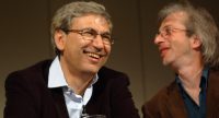 Orhan Pamuk und Recai Hallac sitzend und lächelnd, Quelle: DTF