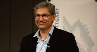 Orhan Pamuk lächelnd vor Banner des Literaturhauses, Quelle: DTF