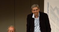 Orhan Pamuk und Recai Hallac sitzend vor Banner des Literaturhauses, Quelle: DTF