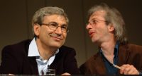 Orhan Pamuk und Recai Hallac sitzend und lächelnd, Quelle: DTF