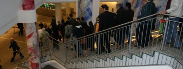 Menschen gehen eine Treppe runter