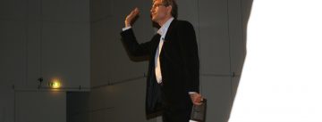 Orhan Pamuk hebt die Hand zum Gruß