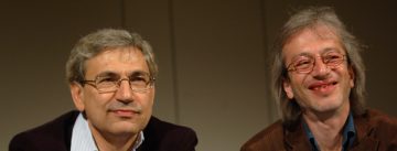 Orhan Pamuk und Recai Hallac sitzend und lächelnd