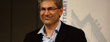 Orhan Pamuk lächelnd vor Banner des Literaturhauses