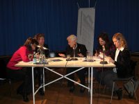 Diskussionsteilnehmerinnen rund um einen Tisch auf dem Podium, Quelle: DTF