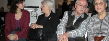 Menschen im Publikum unterhalten sich