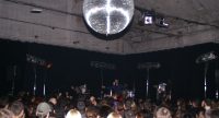 Band auf der Bühne vor Silhouette des Publikums, Quelle: DTF